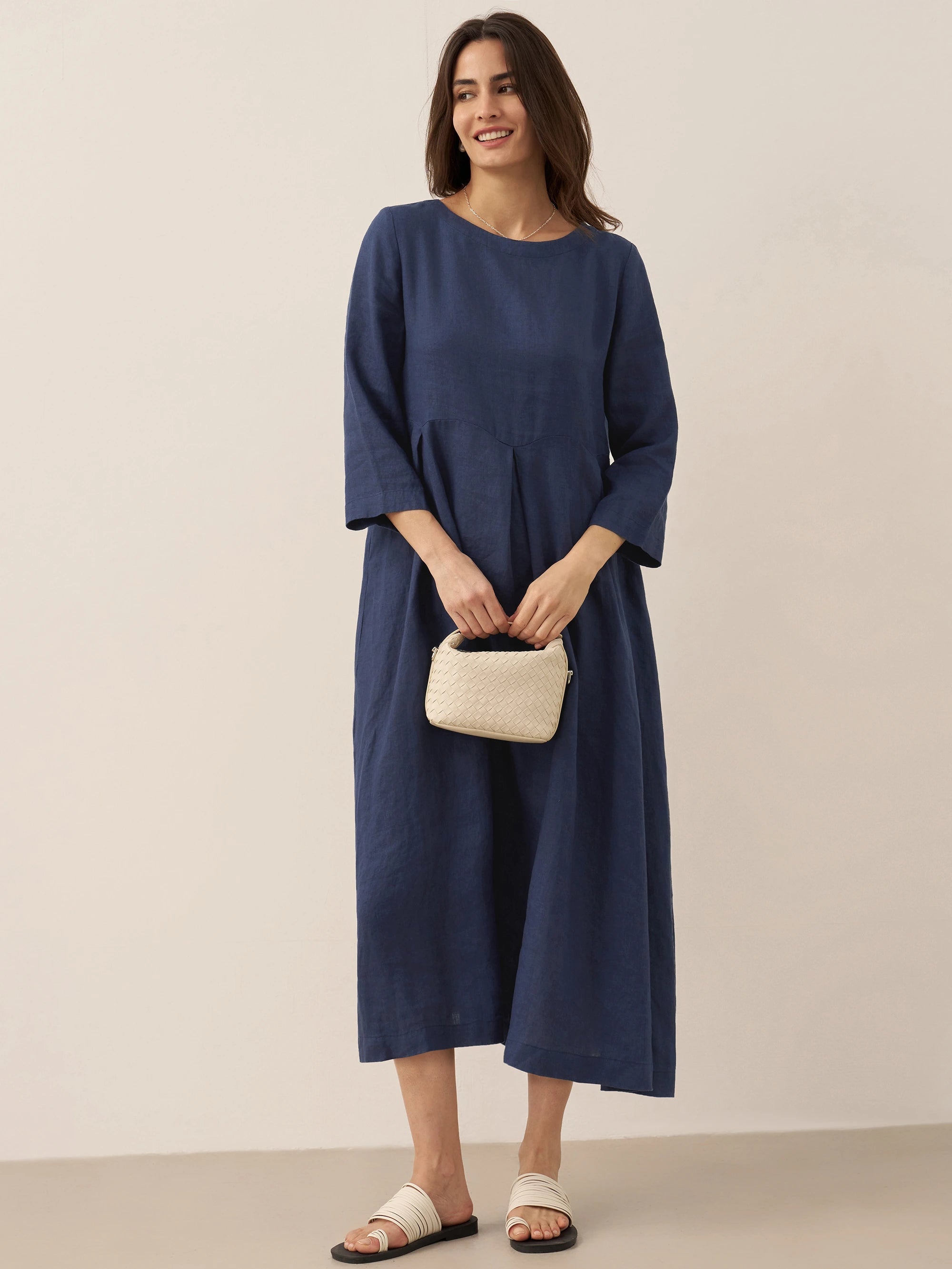 Plisserad midiklänning i linne med båthals för dam-Midi Dress-Fjallbarn