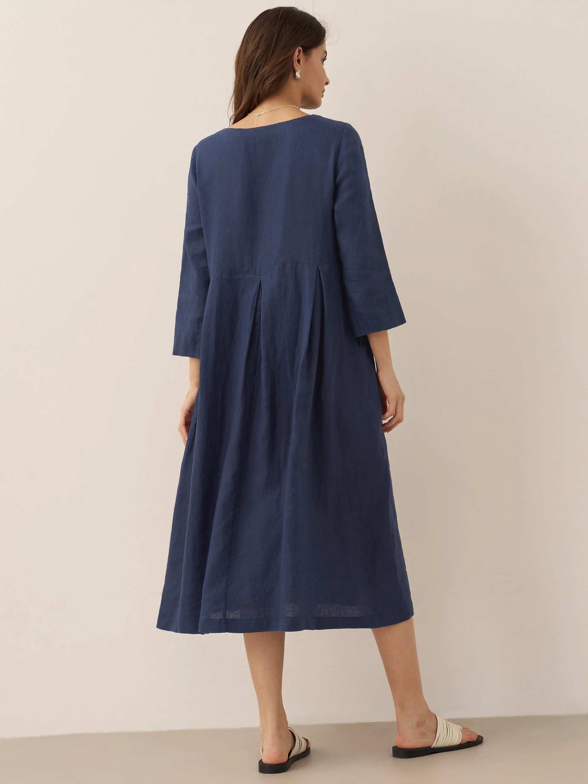 Plisserad midiklänning i linne med båthals för dam-Midi Dress-Fjallbarn