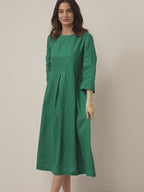 Plisserad midiklänning i linne med båthals för dam-Midi Dress-Fjallbarn