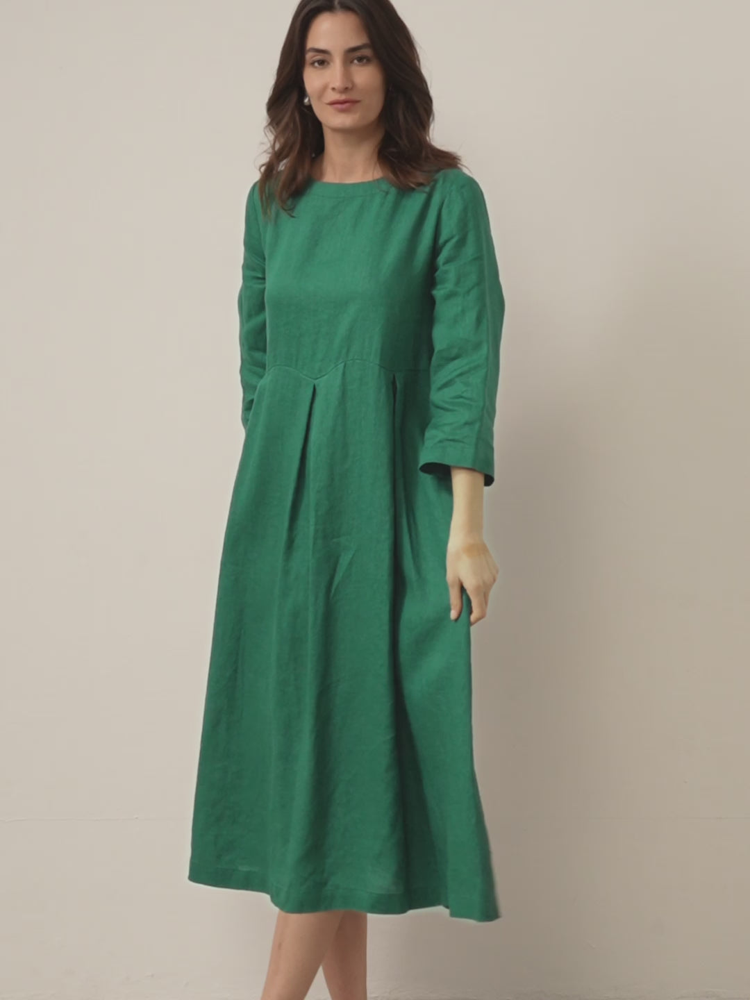 Plisserad midiklänning i linne med båthals för dam-Midi Dress-Fjallbarn