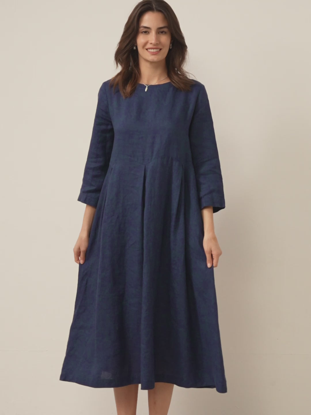 Plisserad midiklänning i linne med båthals för dam-Midi Dress-Fjallbarn