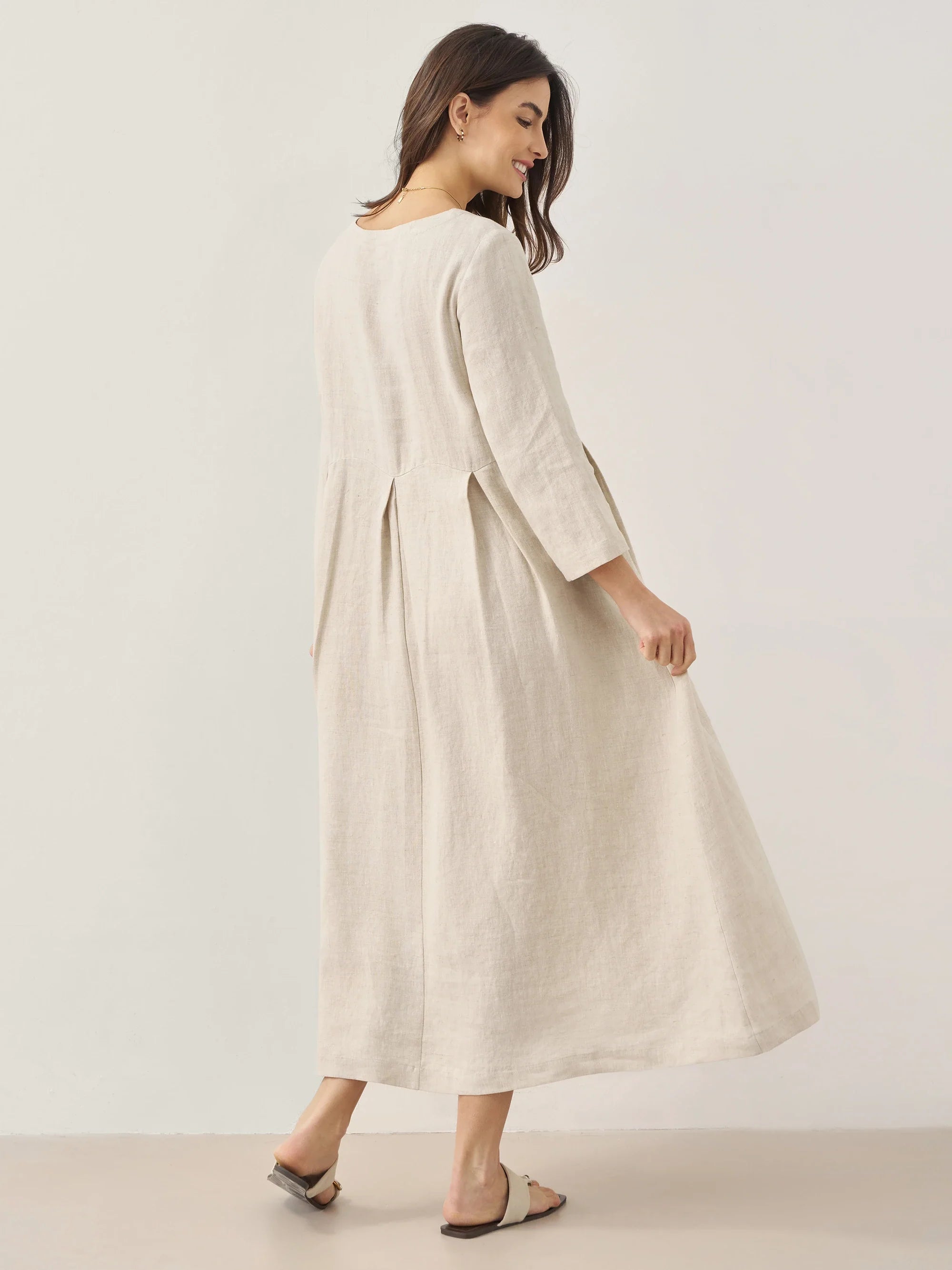 Plisserad midiklänning i linne med båthals för dam-Midi Dress-Fjallbarn