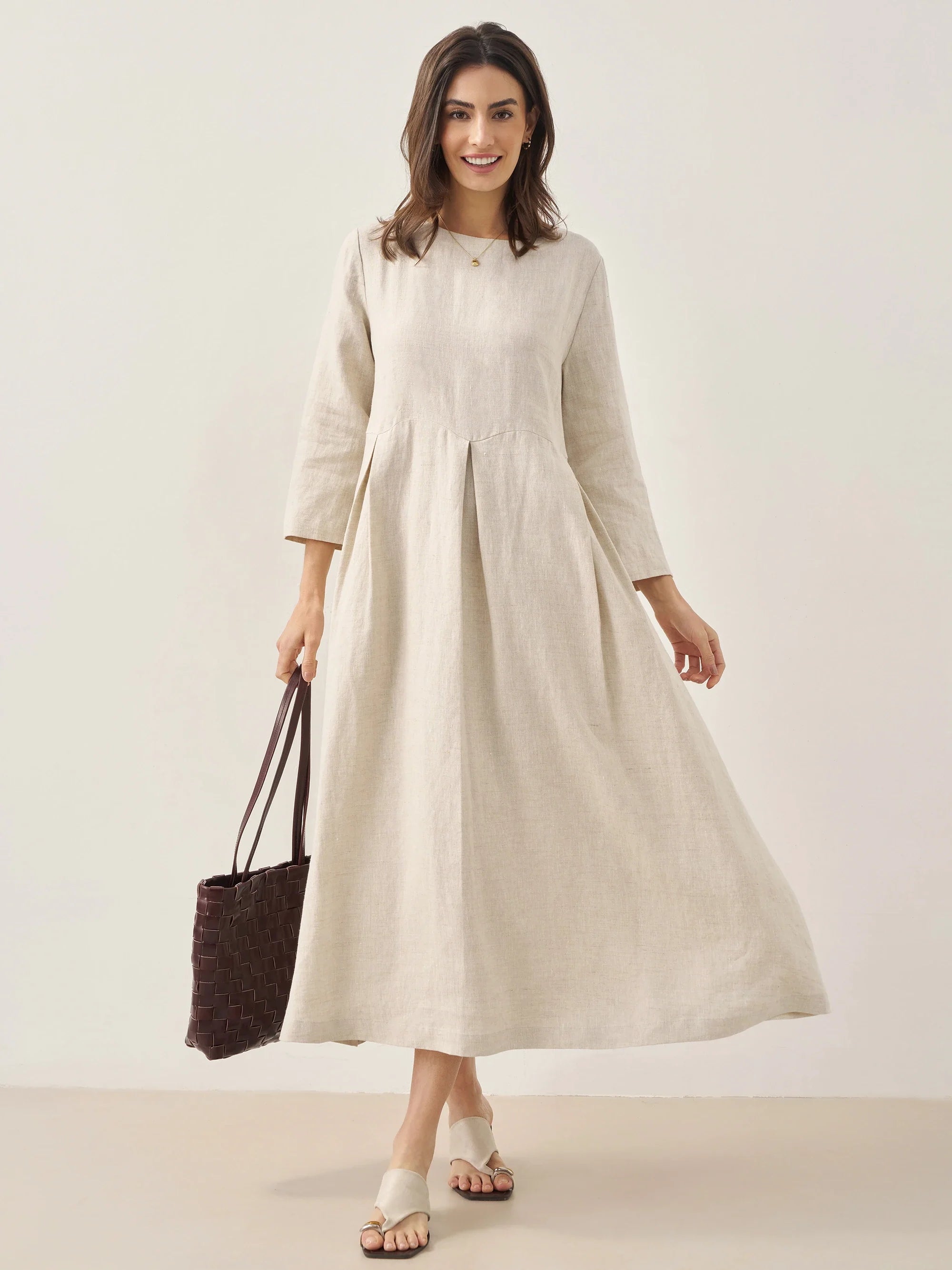 Plisserad midiklänning i linne med båthals för dam-Midi Dress-Fjallbarn