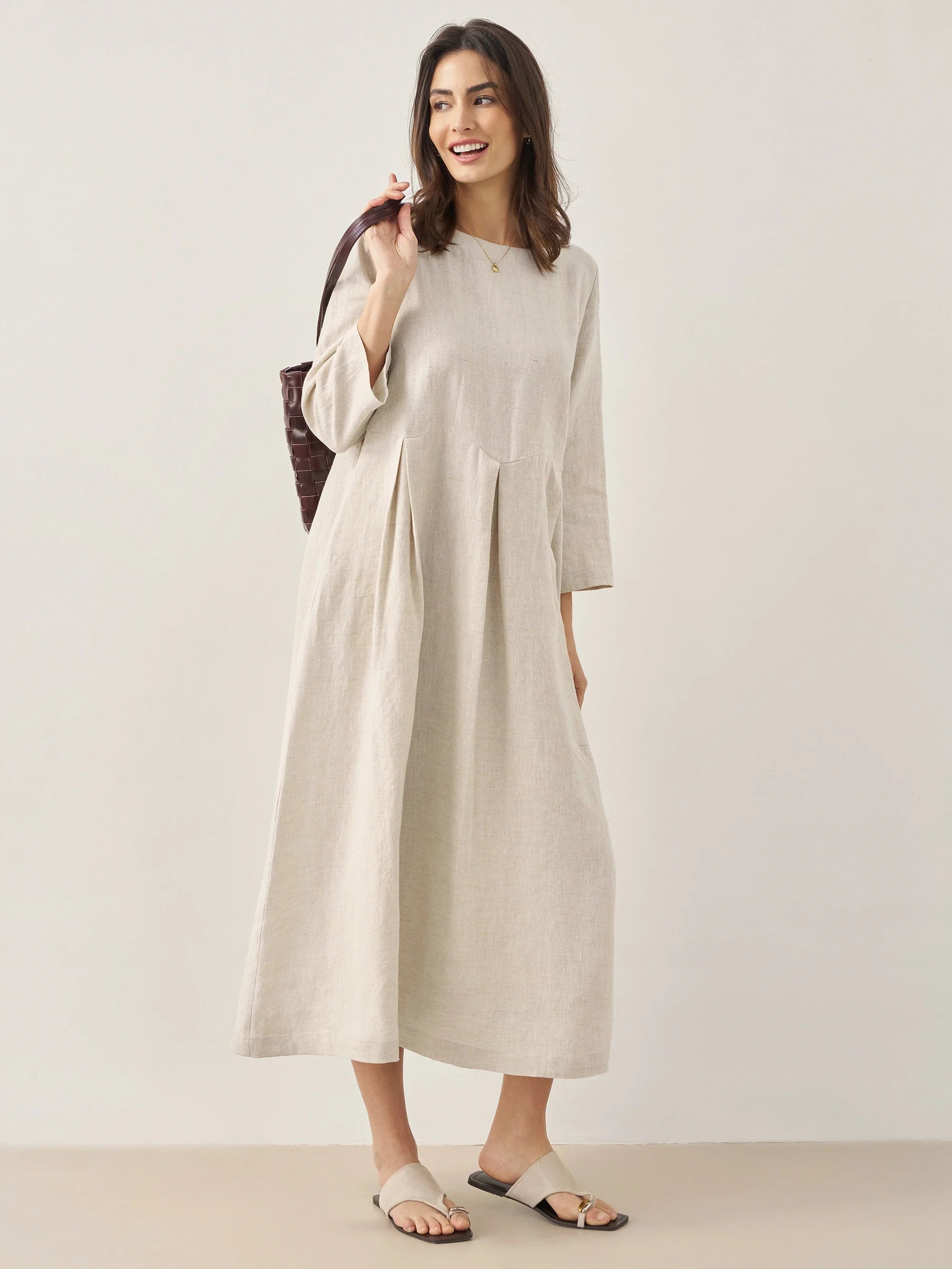 Plisserad midiklänning i linne med båthals för dam-Midi Dress-Fjallbarn