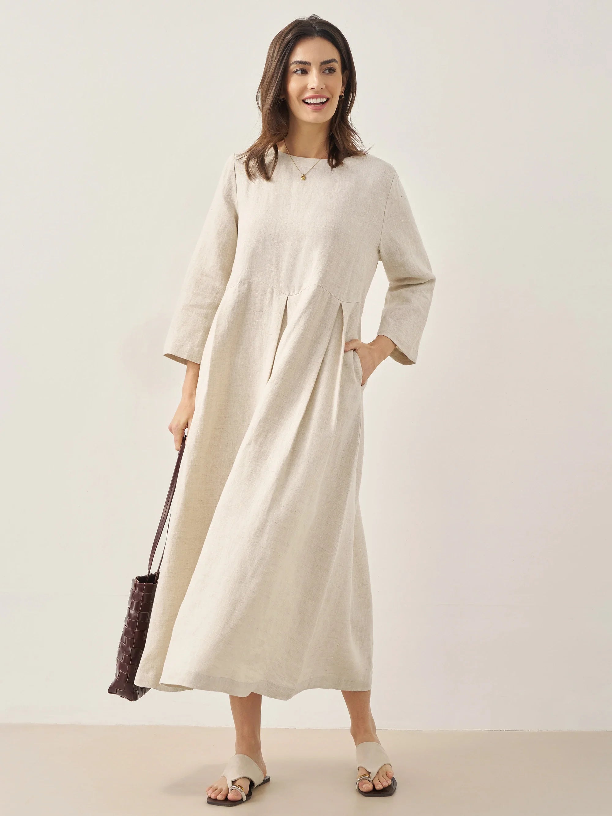 Plisserad midiklänning i linne med båthals för dam-Midi Dress-Fjallbarn