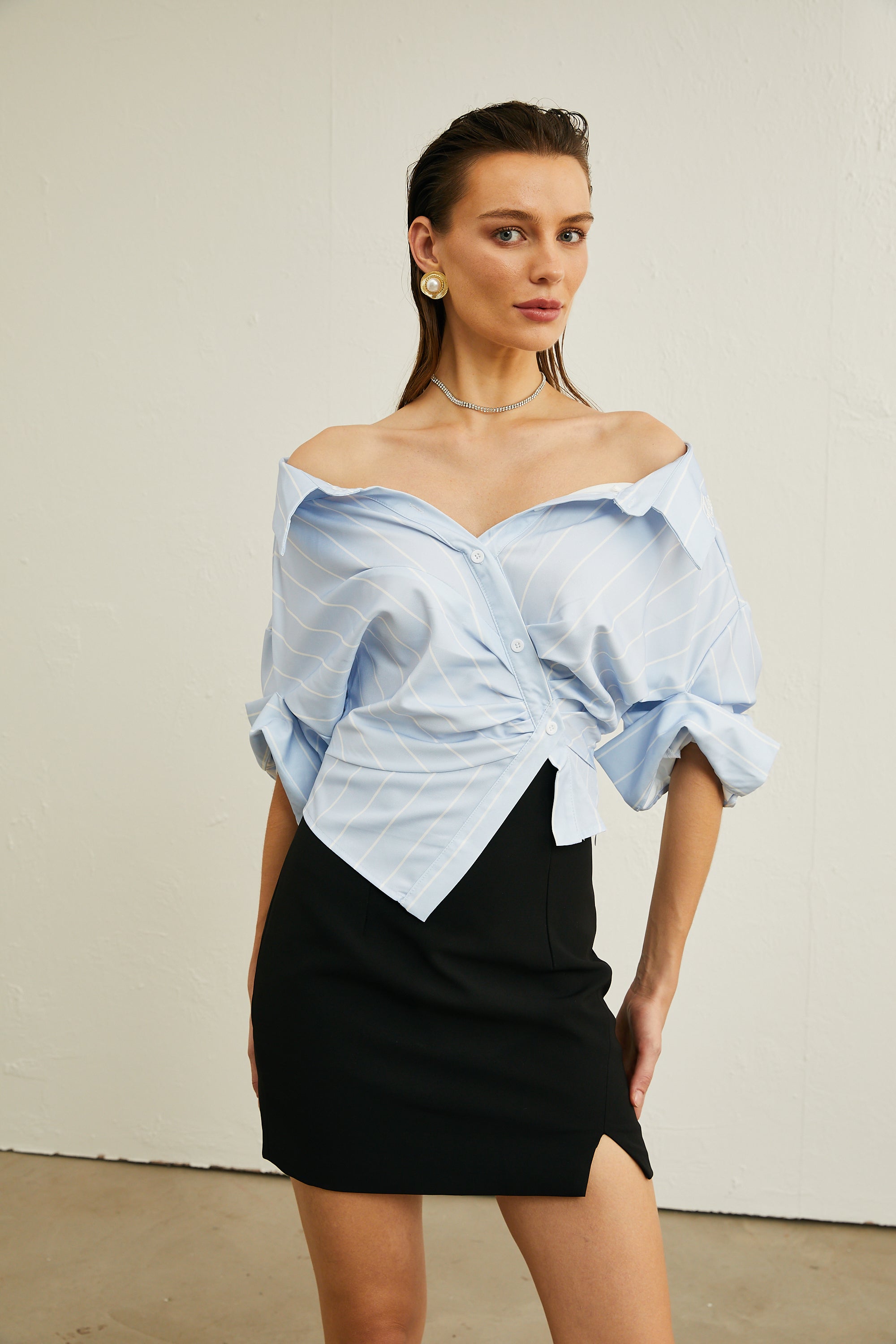 Randig off-shoulder-blus med kedjeaxlar för dam-Blouses for women-Fjallbarn