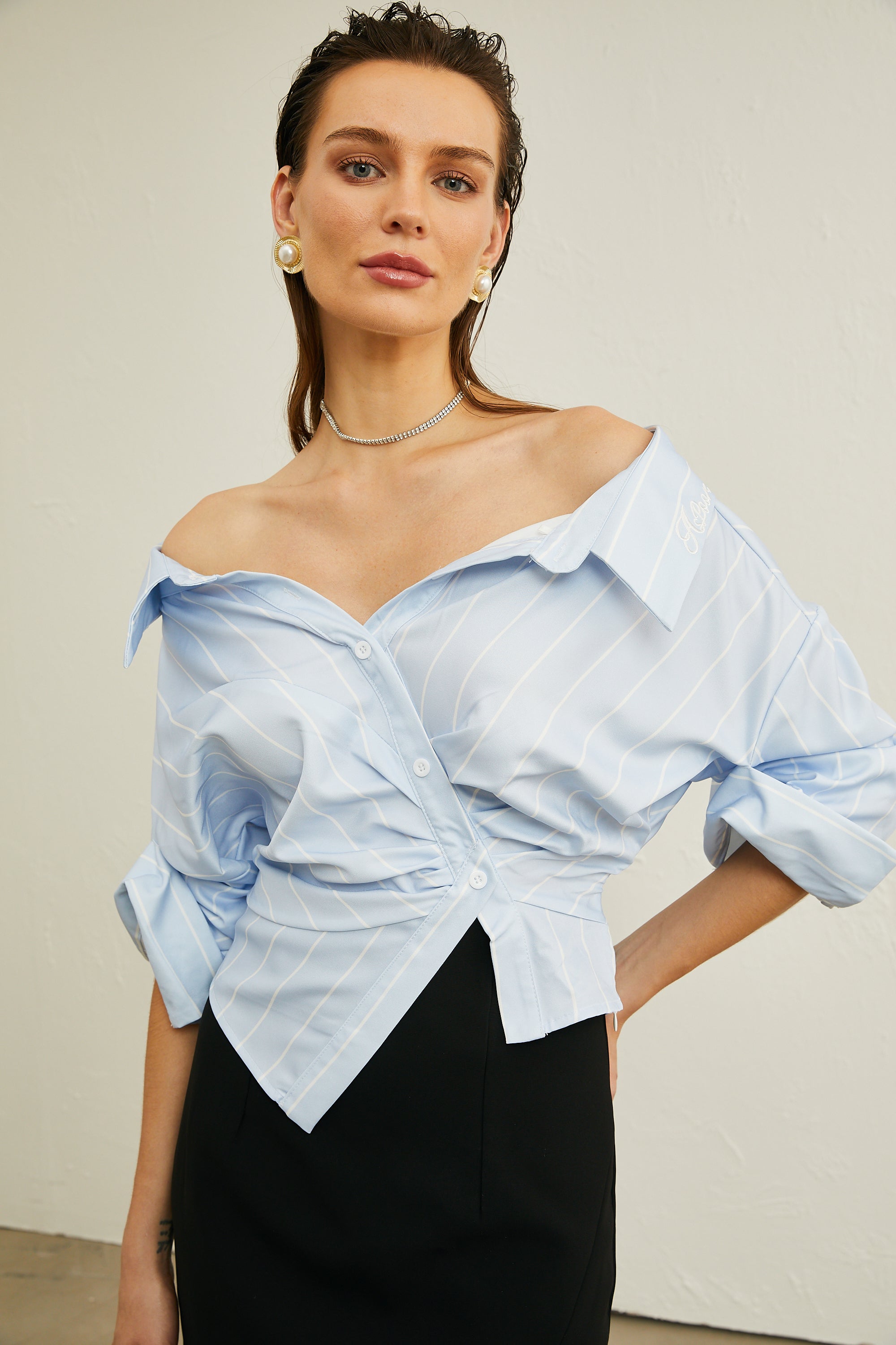 Randig off-shoulder-blus med kedjeaxlar för dam-Blouses for women-Fjallbarn
