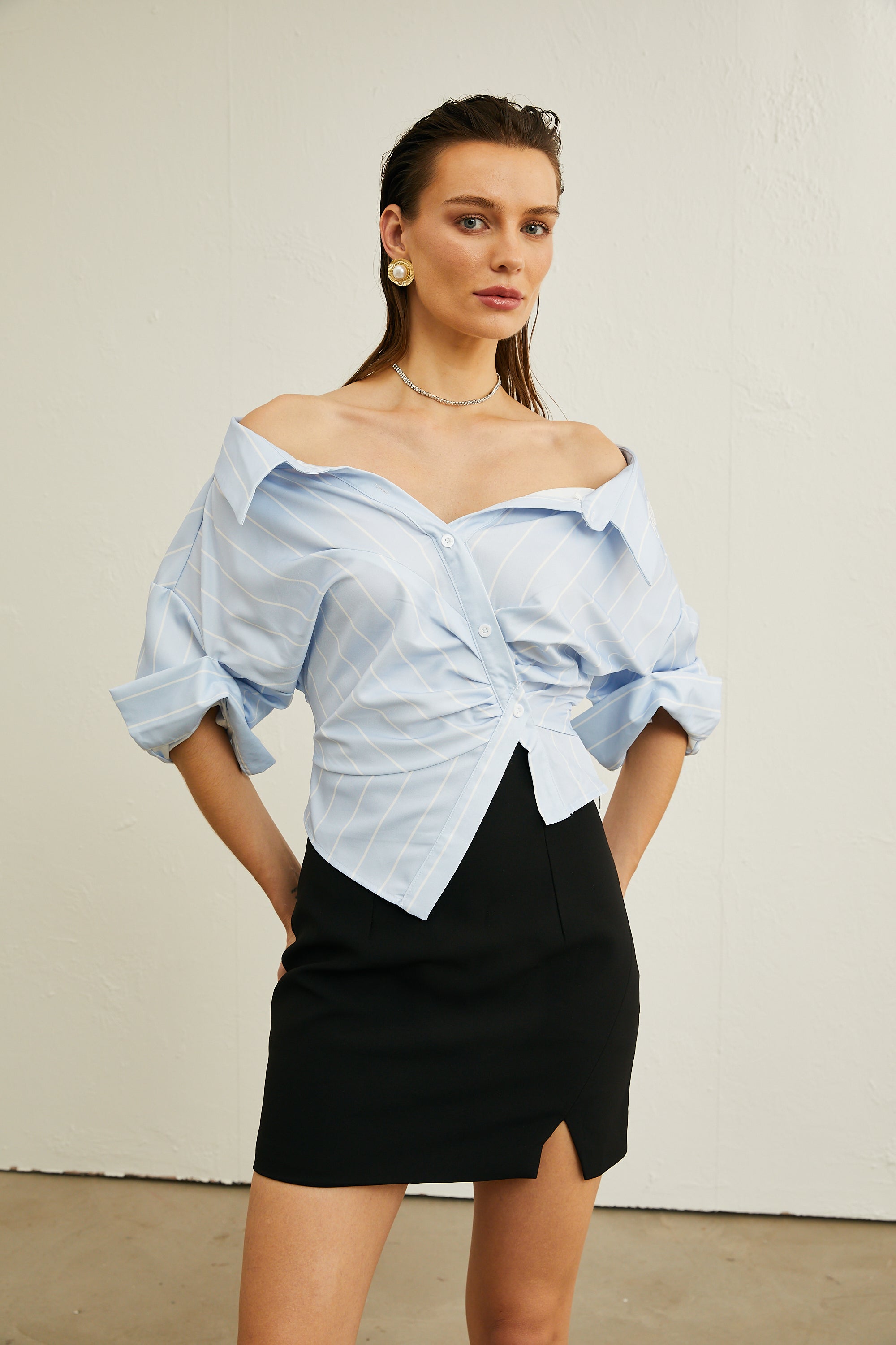 Randig off-shoulder-blus med kedjeaxlar för dam-Blouses for women-Fjallbarn