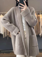 Ribbstickad kofta med öppen front och fickor för dam-Cardigan for women-Fjallbarn