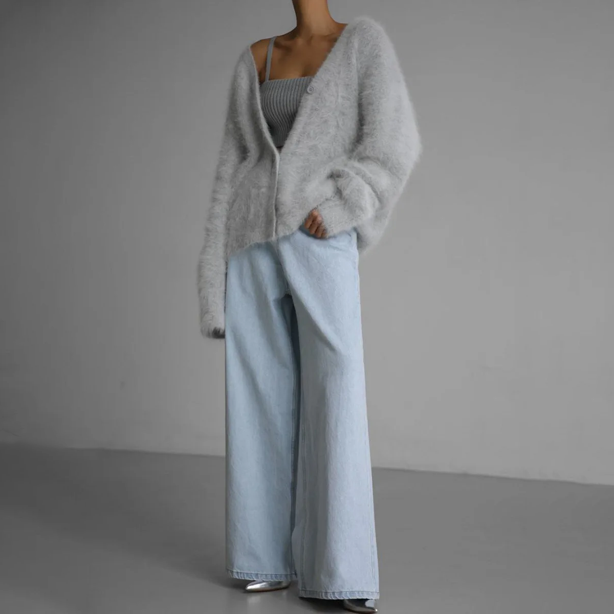 Stickad kofta med V-ringning och knäppning för dam-Jacket for women-Fjallbarn