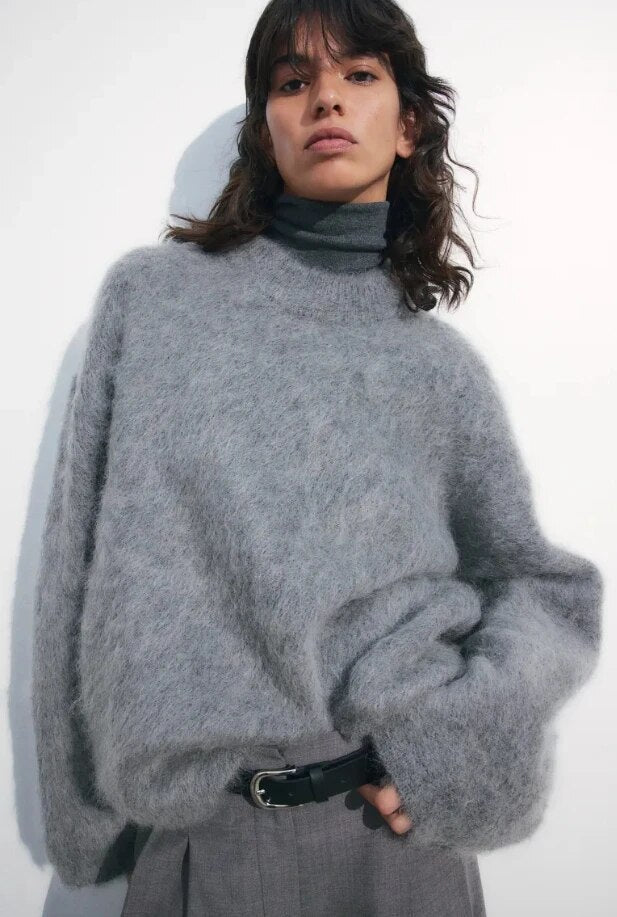 Stickad tröja för dam med rund halsringning och nedhasade axlar-Sweaters for Women-Fjallbarn