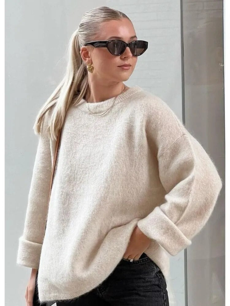 Stickad tröja för dam med rund halsringning och nedhasade axlar-Sweaters for Women-Fjallbarn