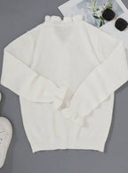 Stickad tröja för dam med volangförsedd V-ringning och knappdetaljer-Sweaters for Women-Fjallbarn