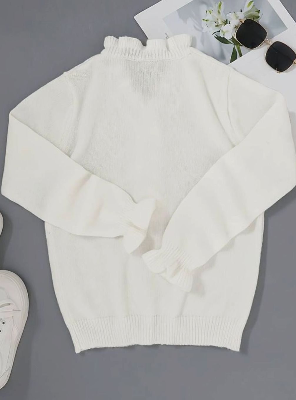 Stickad tröja för dam med volangförsedd V-ringning och knappdetaljer-Sweaters for Women-Fjallbarn