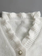 Stickad tröja för dam med volangförsedd V-ringning och knappdetaljer-Sweaters for Women-Fjallbarn