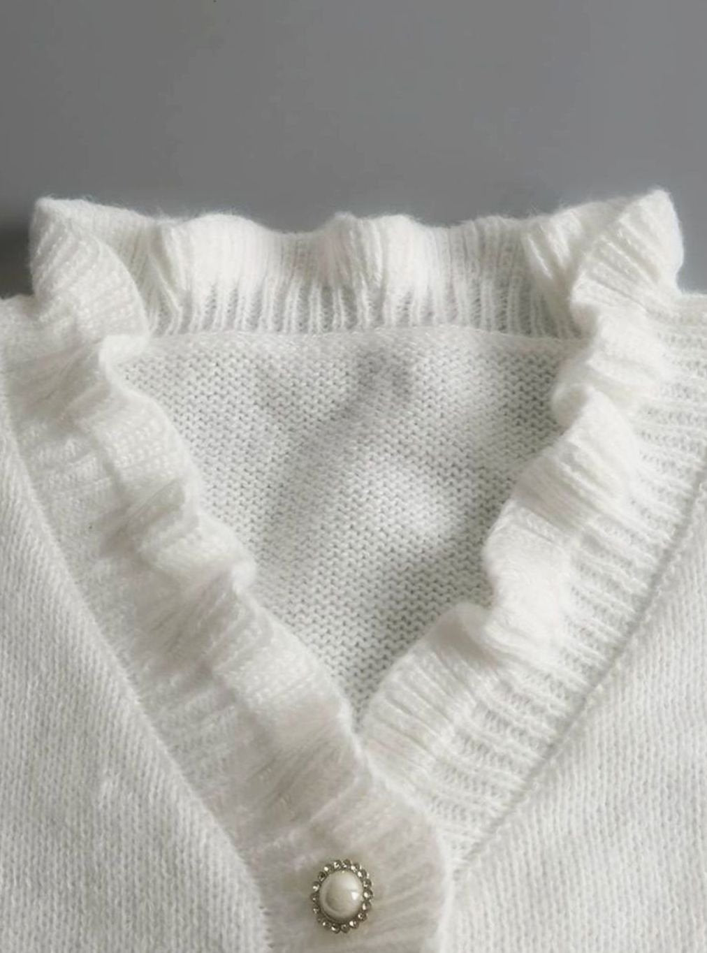 Stickad tröja för dam med volangförsedd V-ringning och knappdetaljer-Sweaters for Women-Fjallbarn