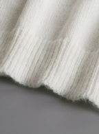 Stickad tröja för dam med volangförsedd V-ringning och knappdetaljer-Sweaters for Women-Fjallbarn