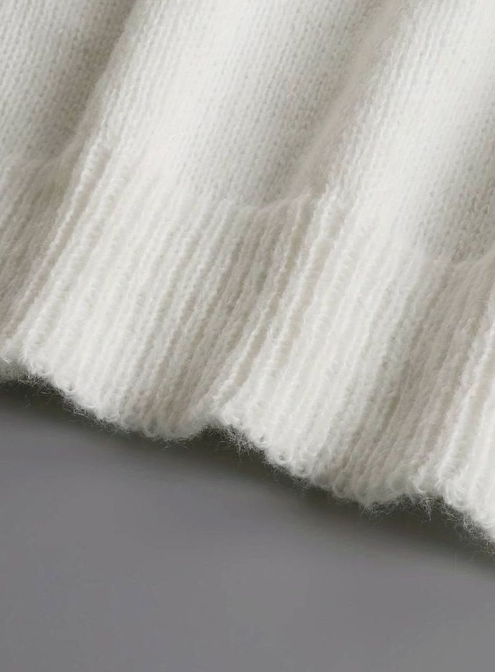 Stickad tröja för dam med volangförsedd V-ringning och knappdetaljer-Sweaters for Women-Fjallbarn
