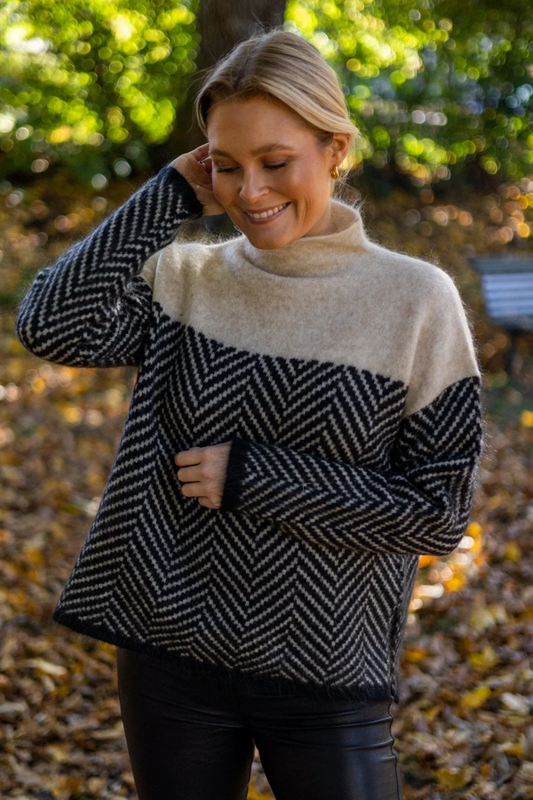 Stickad tröja med chevronmönster och polokrage för dam-Sweaters for Women-Fjallbarn