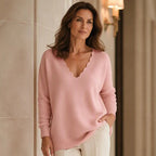 Stickad tröja med vågig V-ringning för dam-Sweaters for Women-Fjallbarn