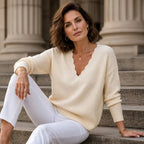 Stickad tröja med vågig V-ringning för dam-Sweaters for Women-Fjallbarn