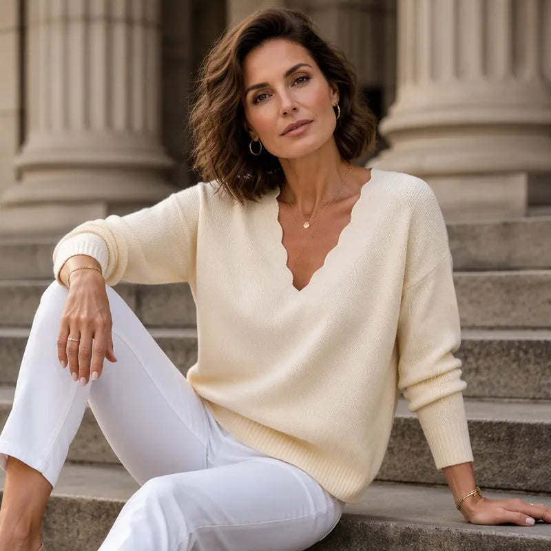 Stickad tröja med vågig V-ringning för dam-Sweaters for Women-Fjallbarn