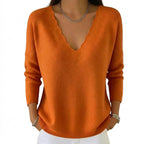 Stickad tröja med vågig V-ringning för dam-Sweaters for Women-Fjallbarn