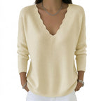 Stickad tröja med vågig V-ringning för dam-Sweaters for Women-Fjallbarn