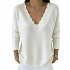 Stickad tröja med vågig V-ringning för dam-Sweaters for Women-Fjallbarn
