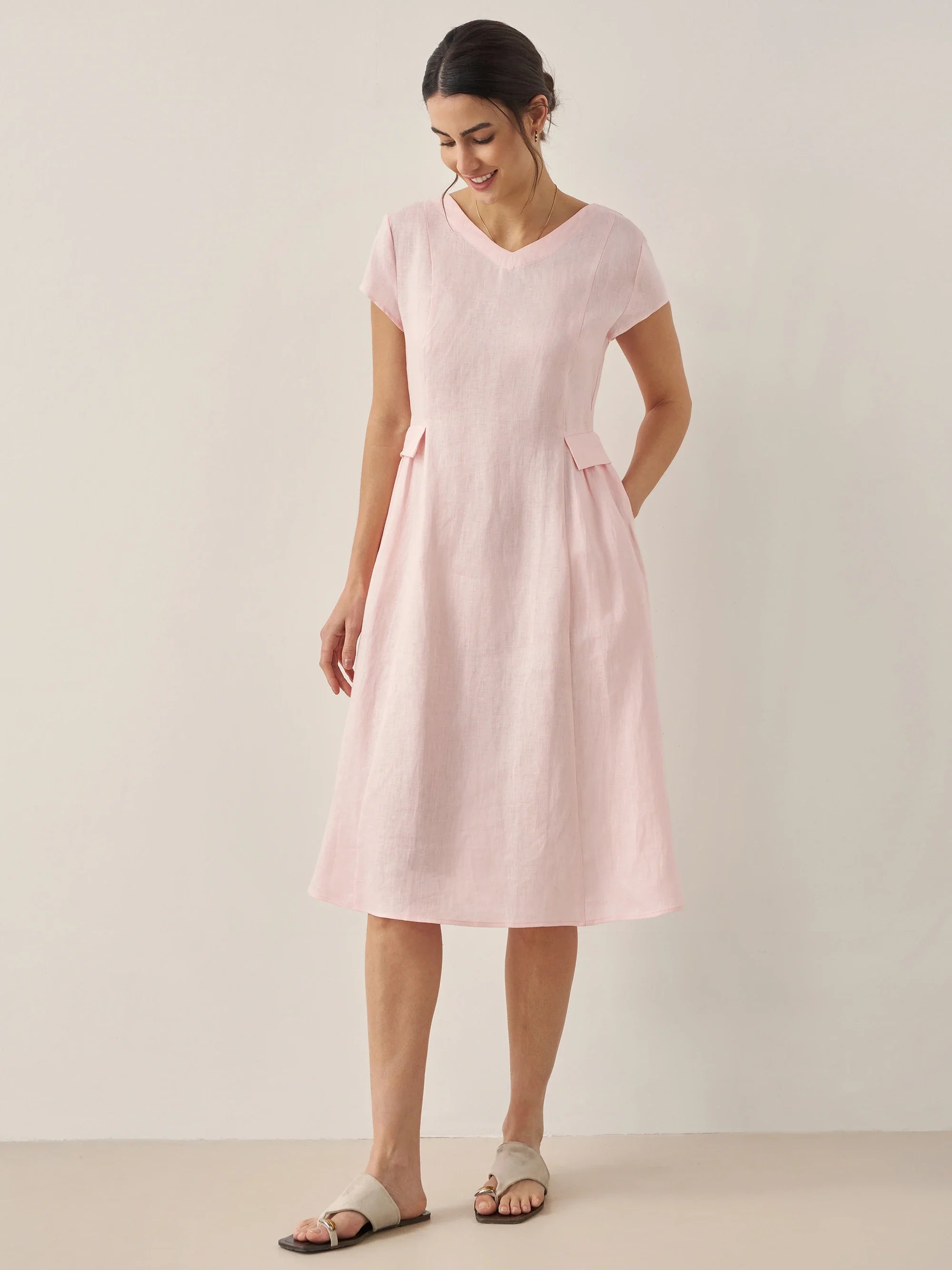 V-ringad kortärmad midiklänning i linne för dam-Midi Dress-Fjallbarn