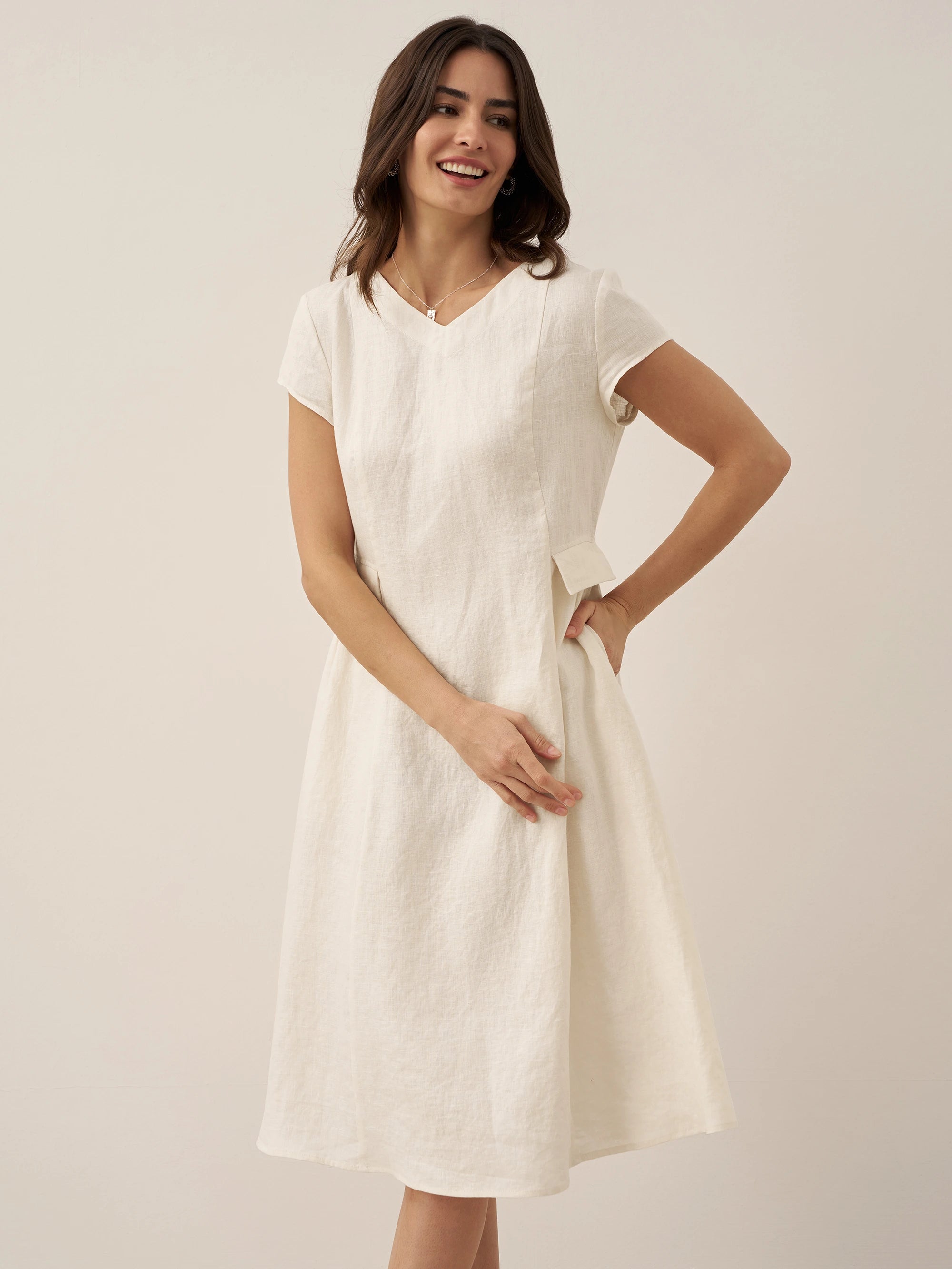 V-ringad kortärmad midiklänning i linne för dam-Midi Dress-Fjallbarn