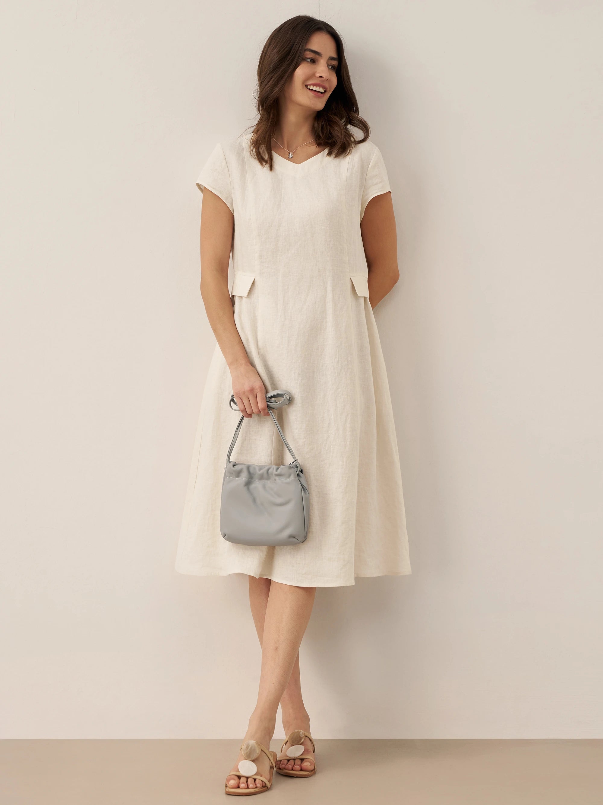 V-ringad kortärmad midiklänning i linne för dam-Midi Dress-Fjallbarn
