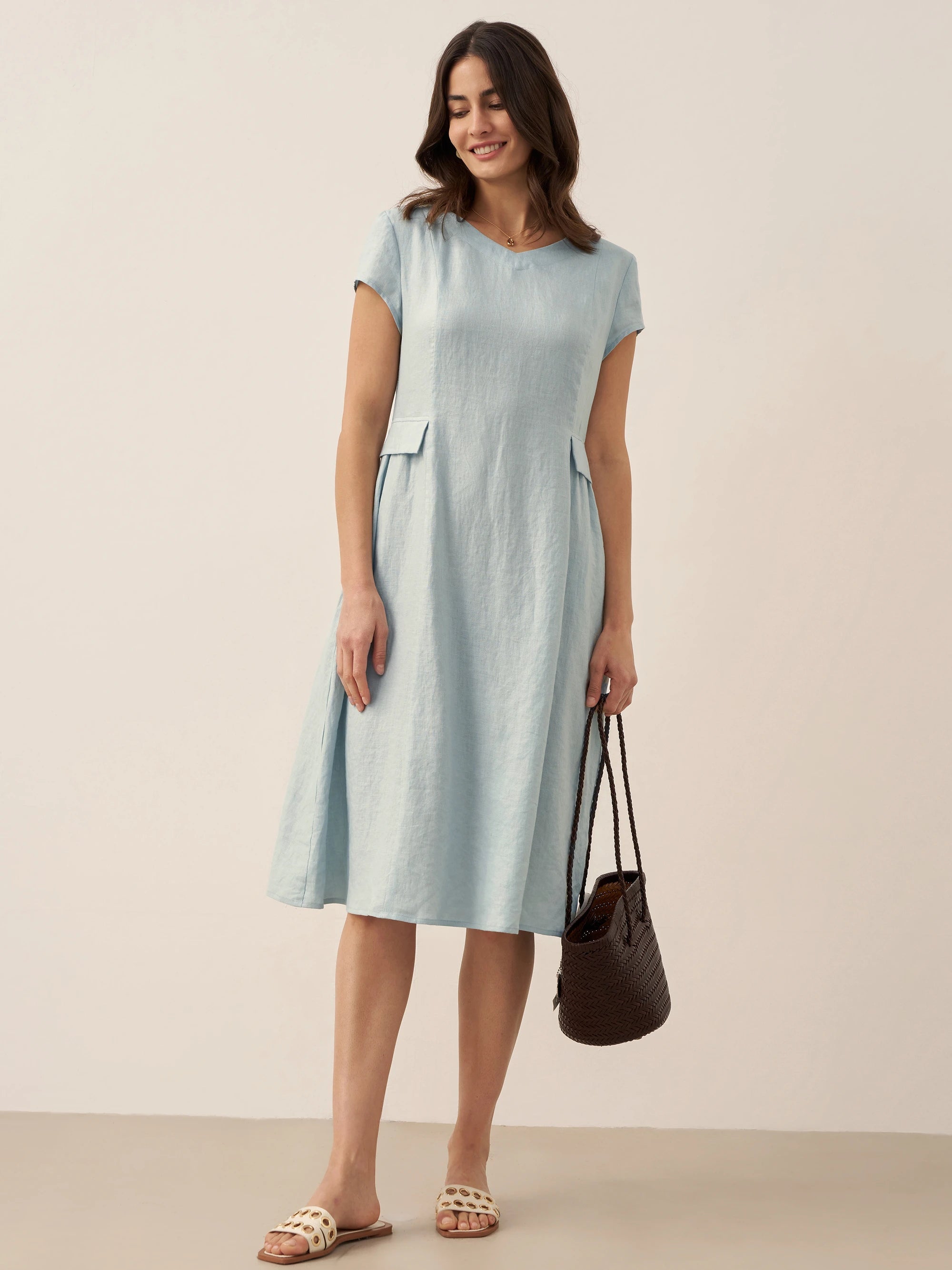 V-ringad kortärmad midiklänning i linne för dam-Midi Dress-Fjallbarn
