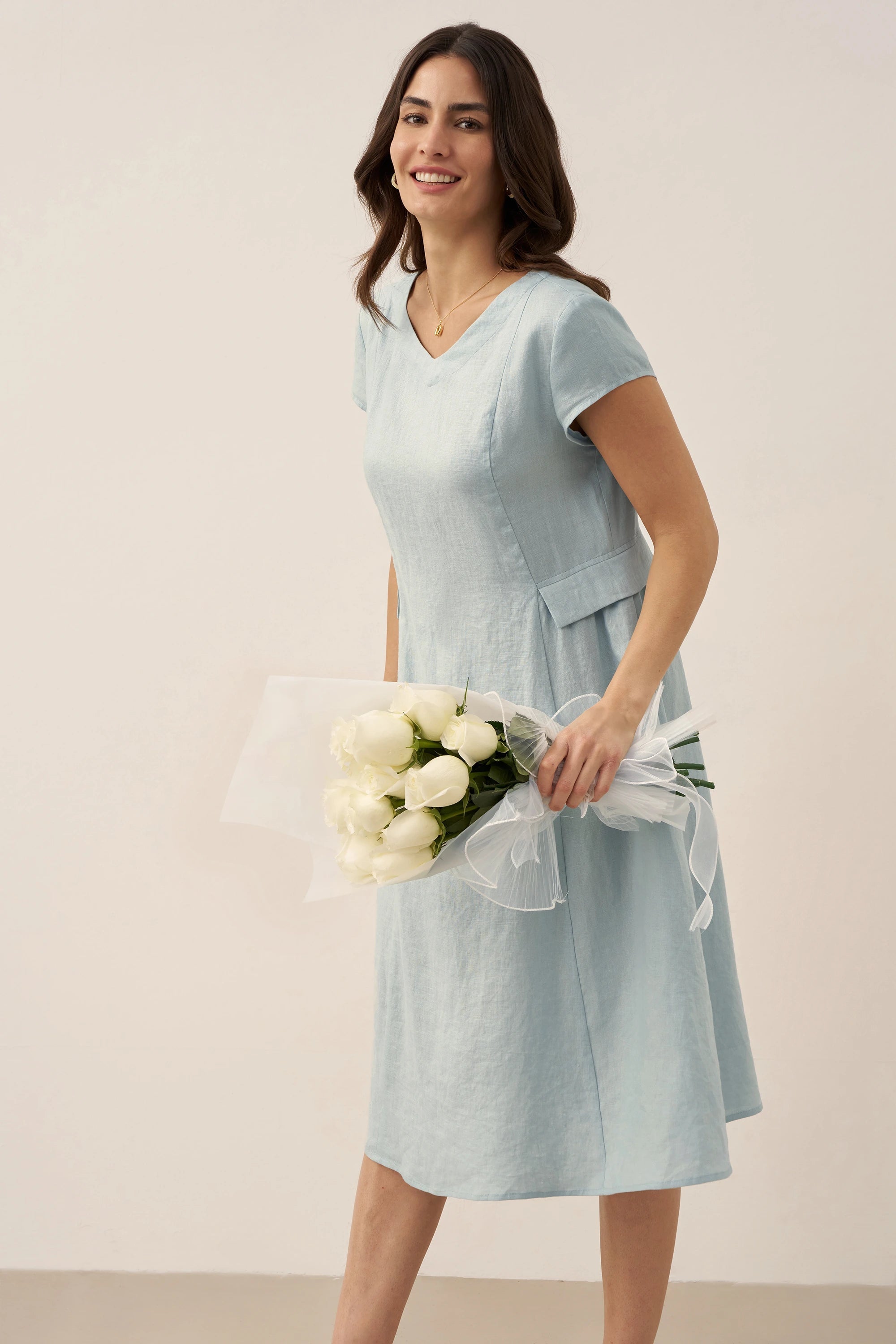V-ringad kortärmad midiklänning i linne för dam-Midi Dress-Fjallbarn
