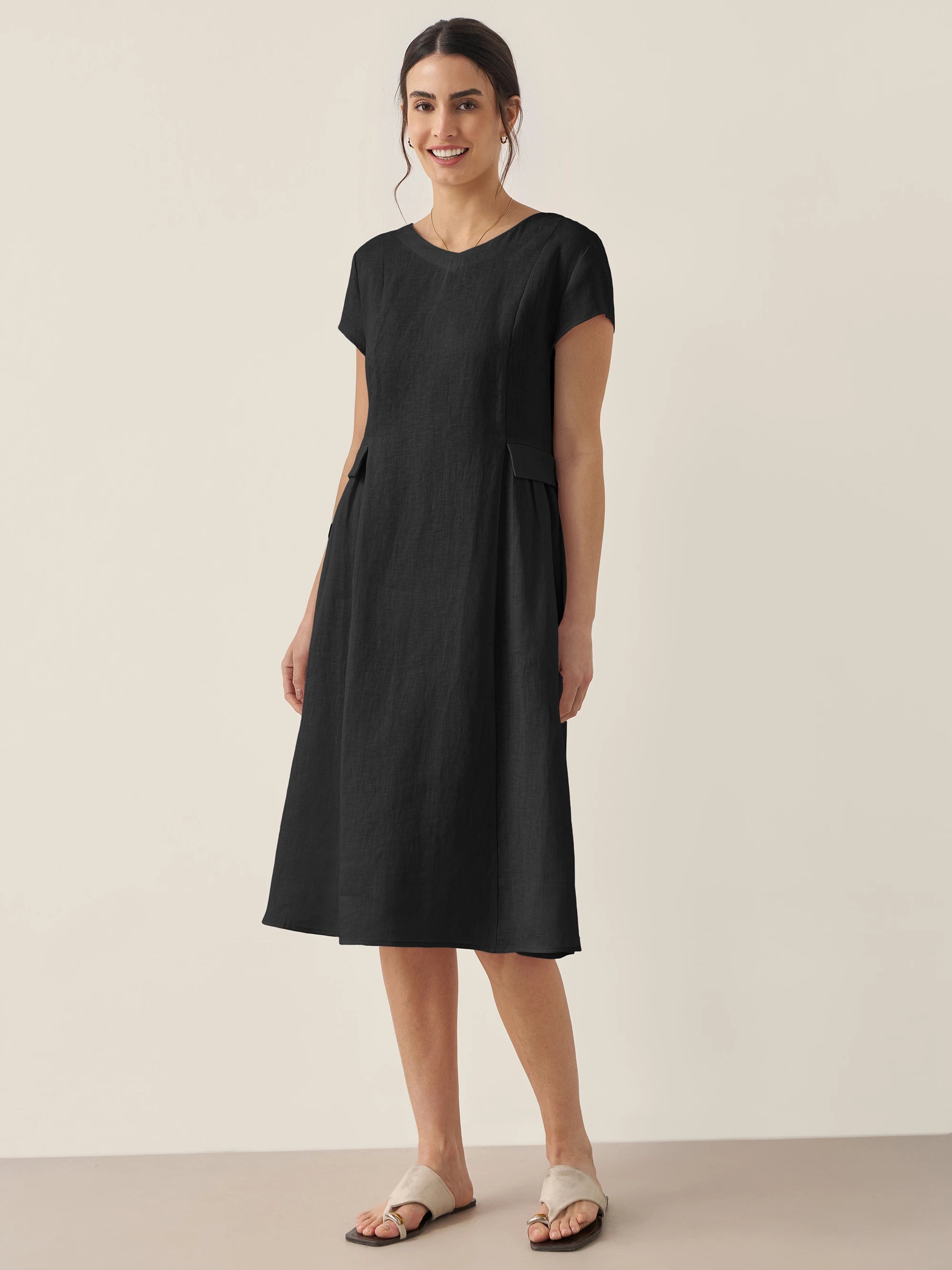 V-ringad kortärmad midiklänning i linne för dam-Midi Dress-Fjallbarn