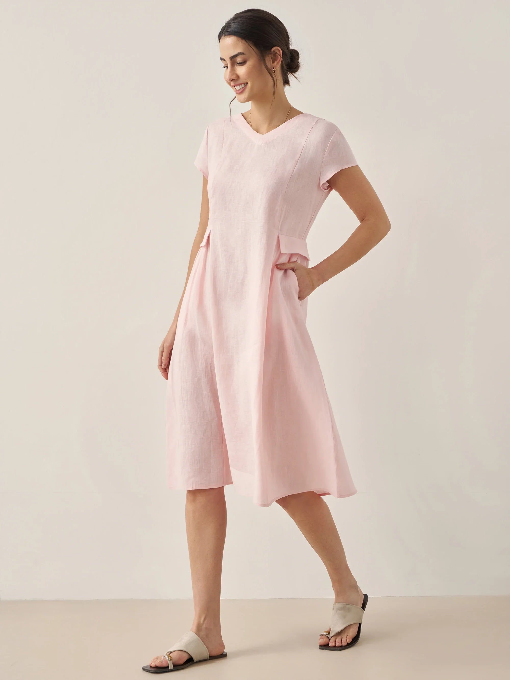 V-ringad kortärmad midiklänning i linne för dam-Midi Dress-Fjallbarn