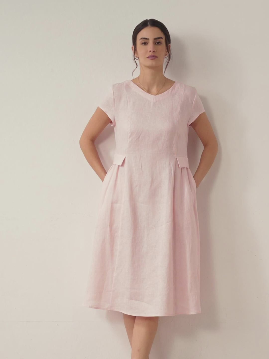 V-ringad kortärmad midiklänning i linne för dam-Midi Dress-Fjallbarn