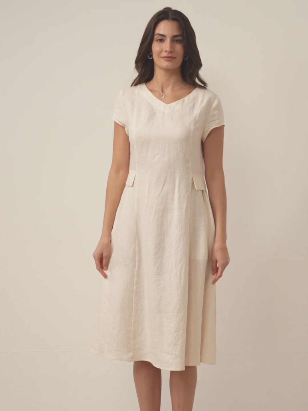 V-ringad kortärmad midiklänning i linne för dam-Midi Dress-Fjallbarn