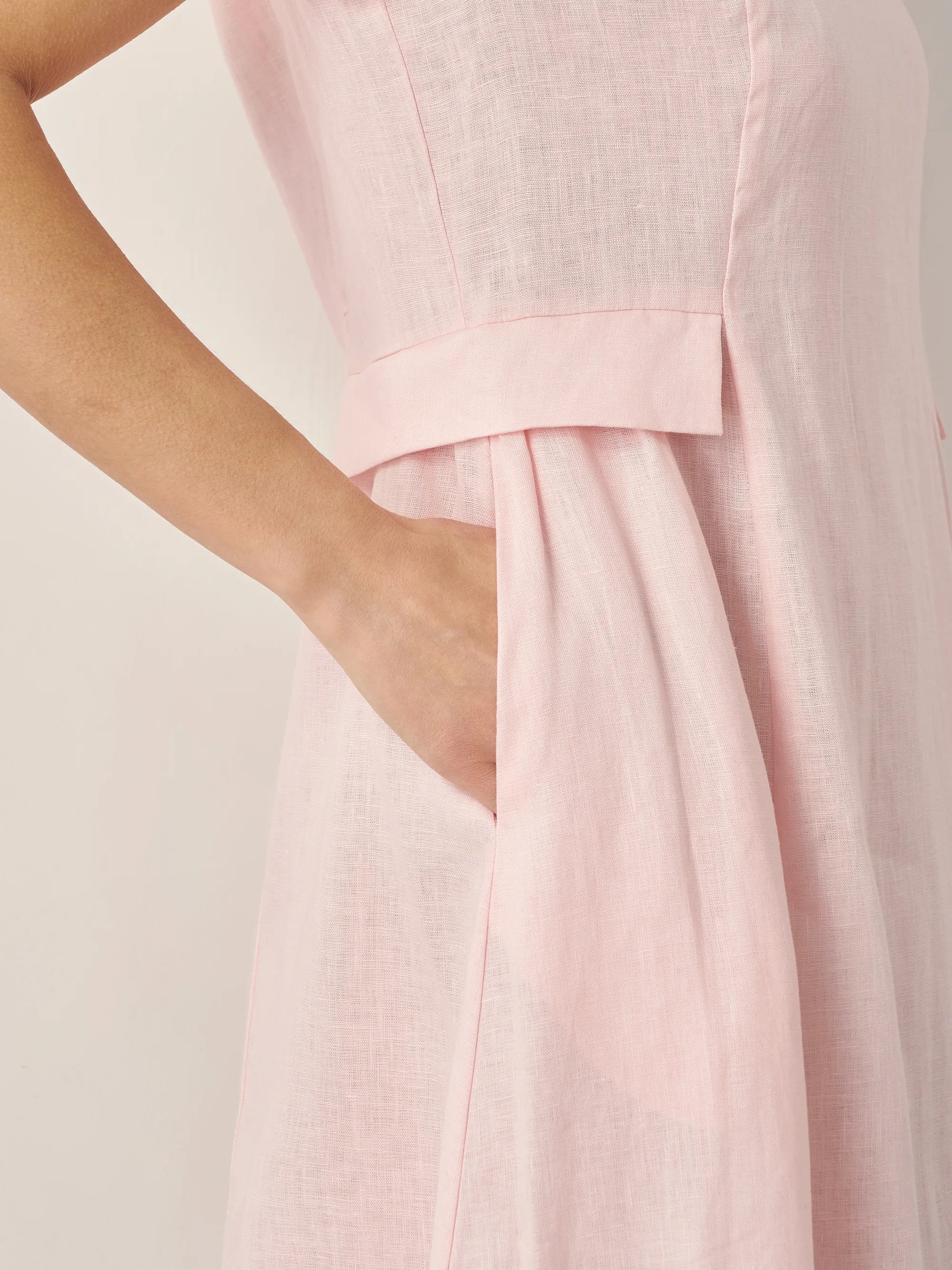 V-ringad kortärmad midiklänning i linne för dam-Midi Dress-Fjallbarn