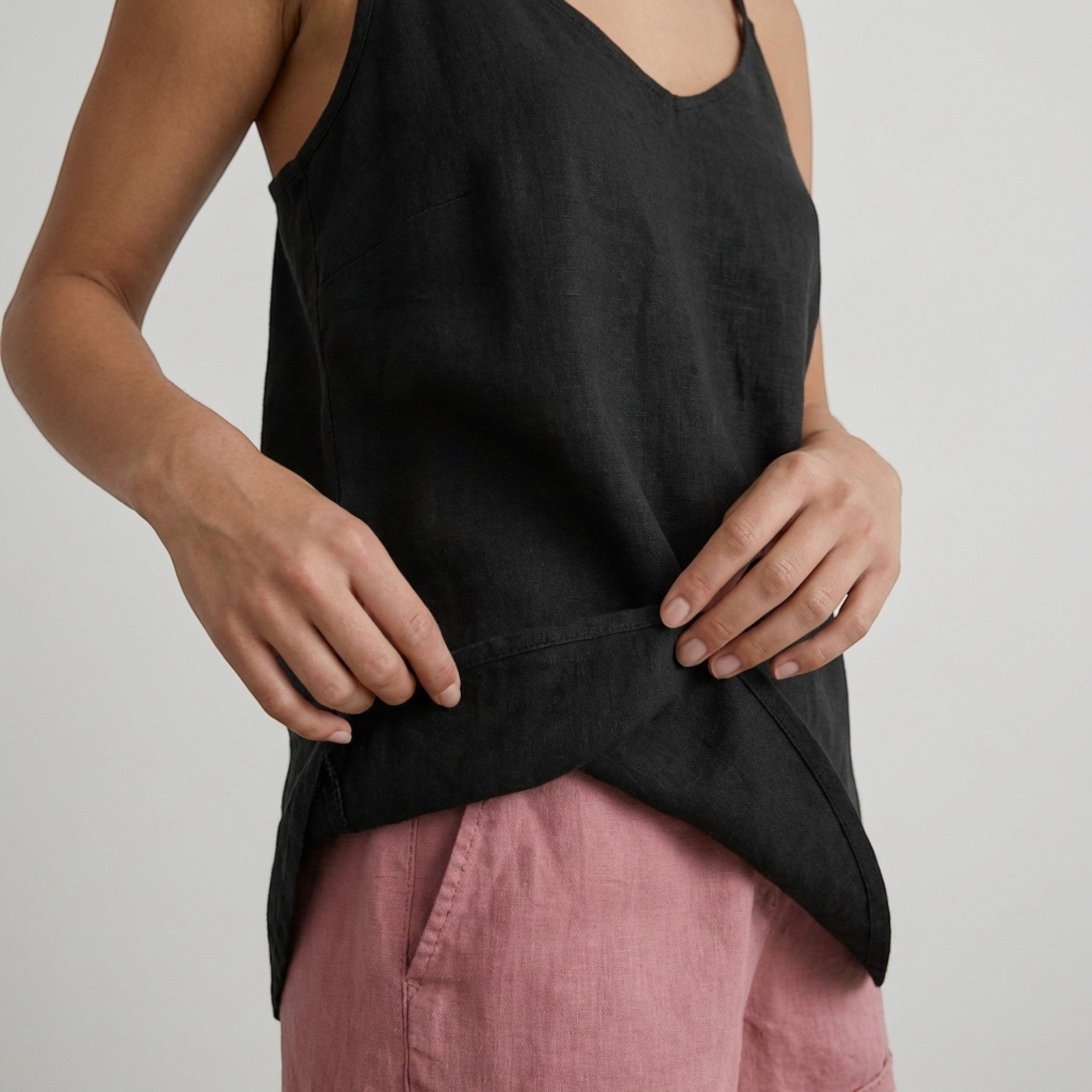 V-ringad linnetopp i linne för dam-Tops for women-Fjallbarn