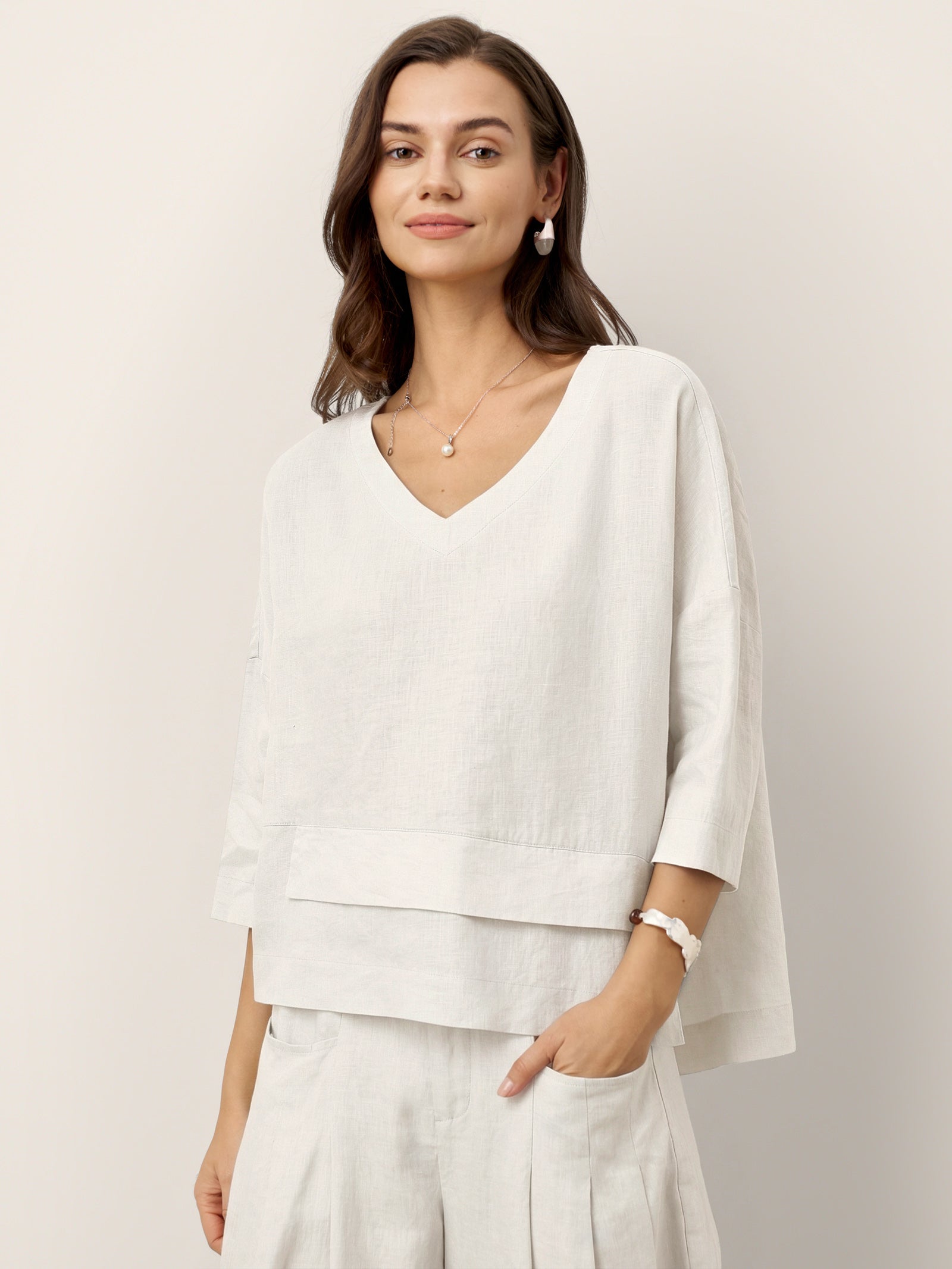 V-ringad linnetopp med lager-på-lager-fåll för dam-Tops for women-Fjallbarn