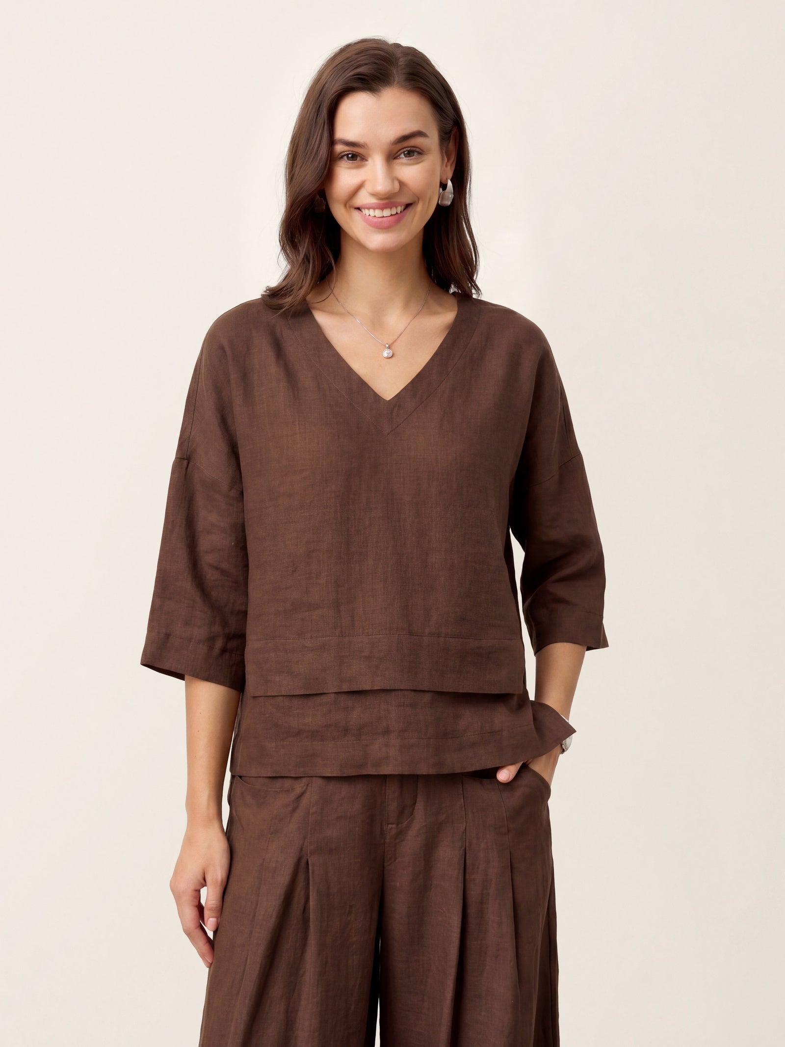 V-ringad linnetopp med lager-på-lager-fåll för dam-Tops for women-Fjallbarn