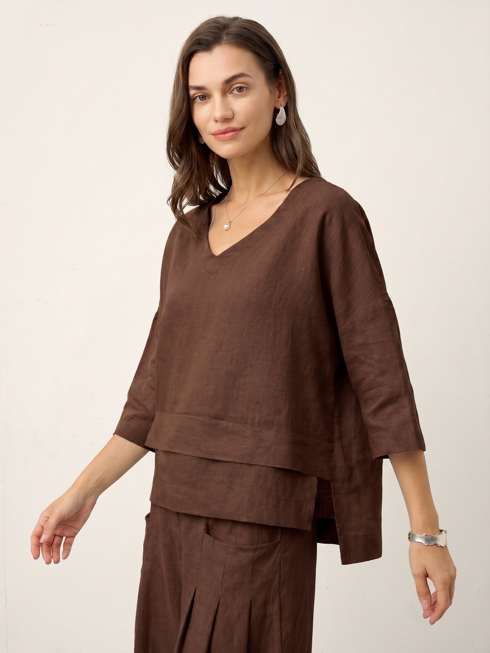 V-ringad linnetopp med lager-på-lager-fåll för dam-Tops for women-Fjallbarn