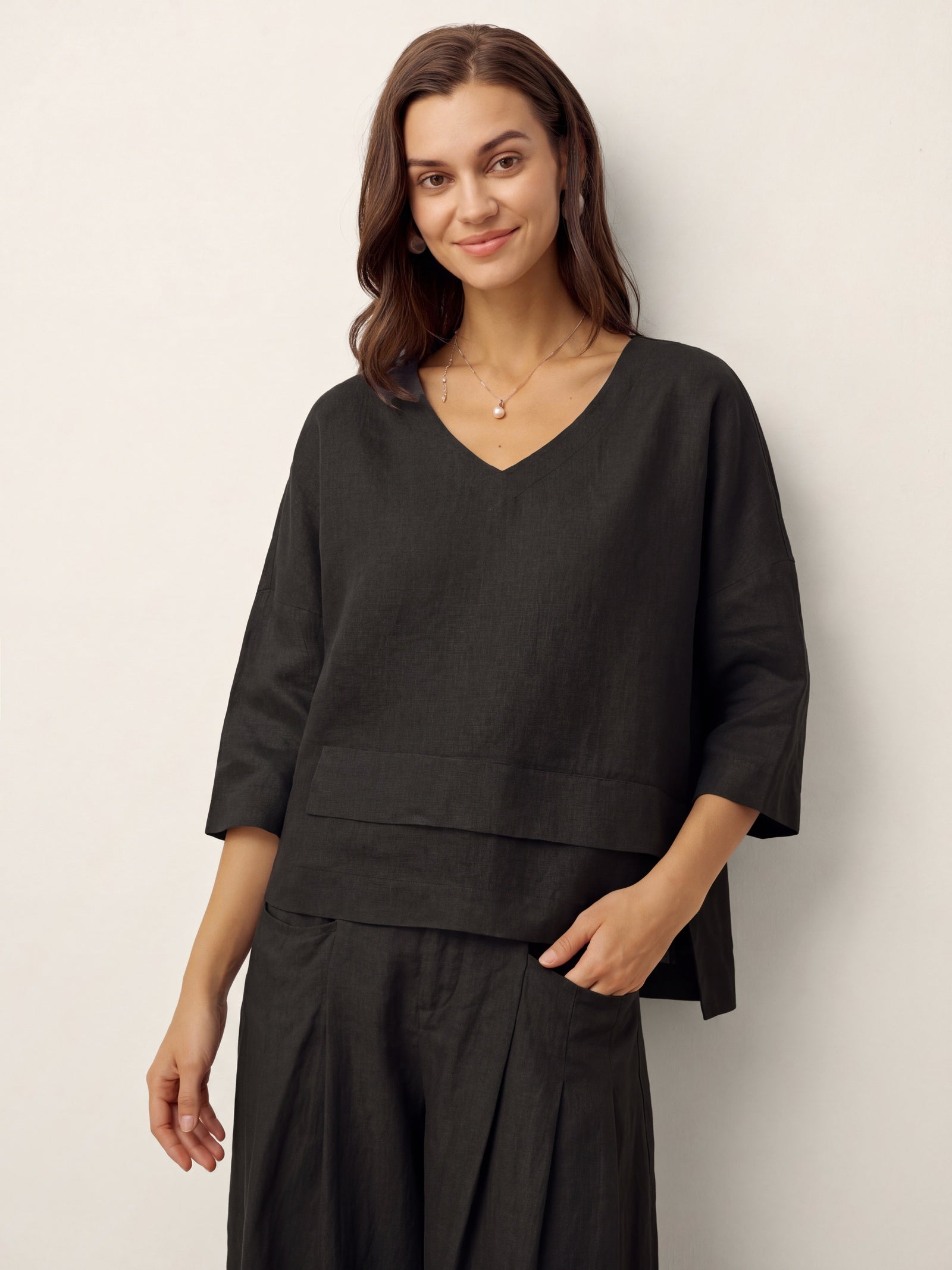 V-ringad linnetopp med lager-på-lager-fåll för dam-Tops for women-Fjallbarn