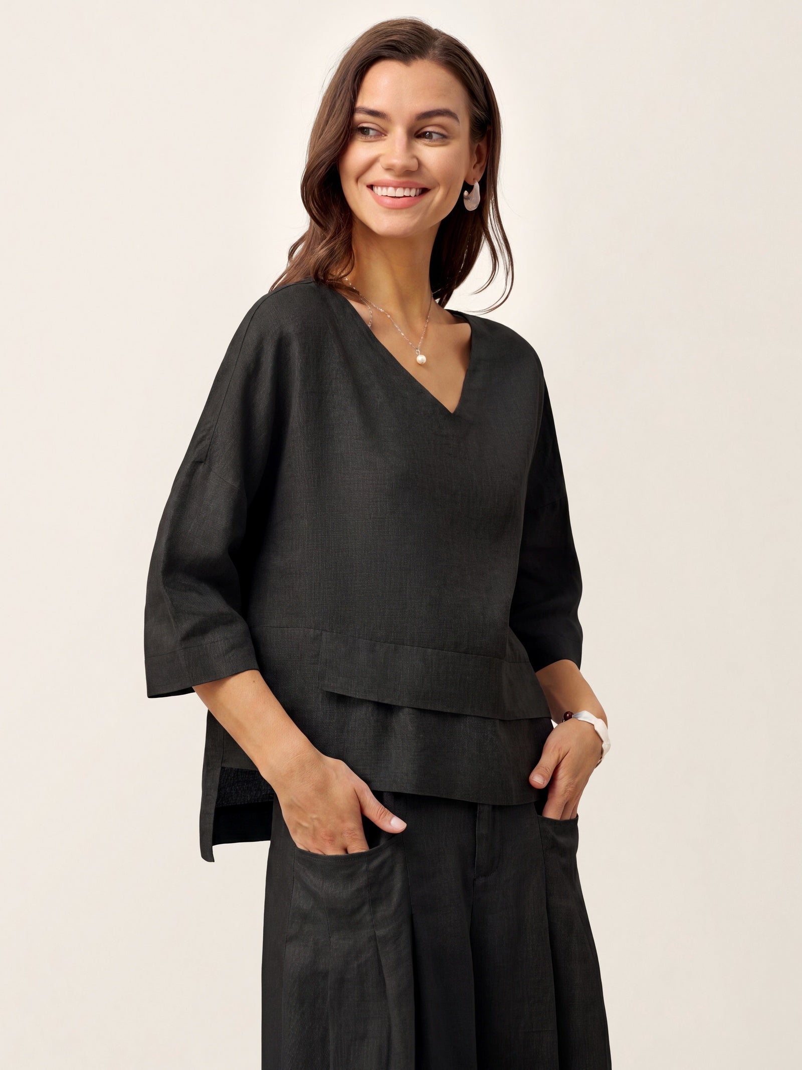 V-ringad linnetopp med lager-på-lager-fåll för dam-Tops for women-Fjallbarn