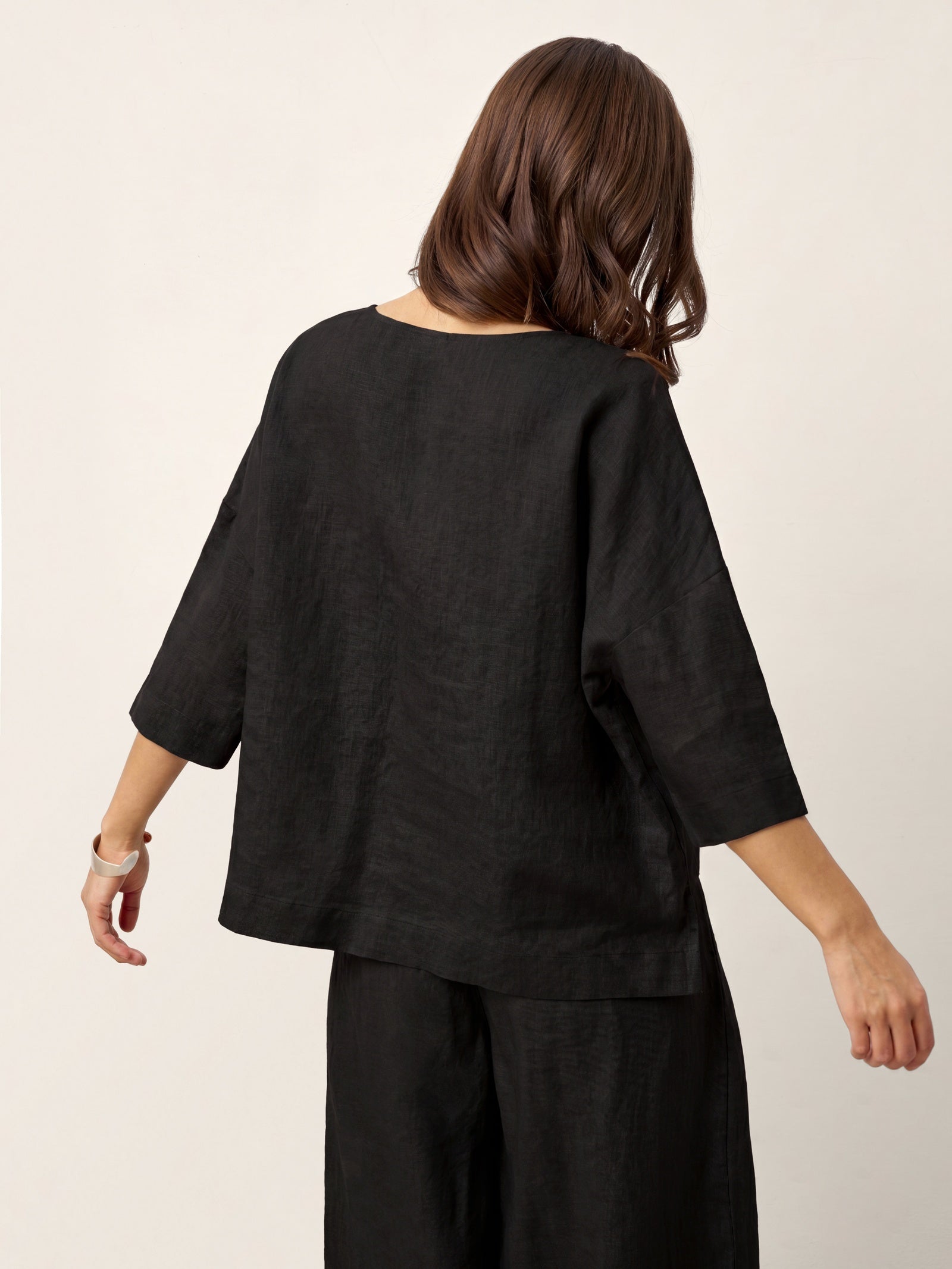 V-ringad linnetopp med lager-på-lager-fåll för dam-Tops for women-Fjallbarn