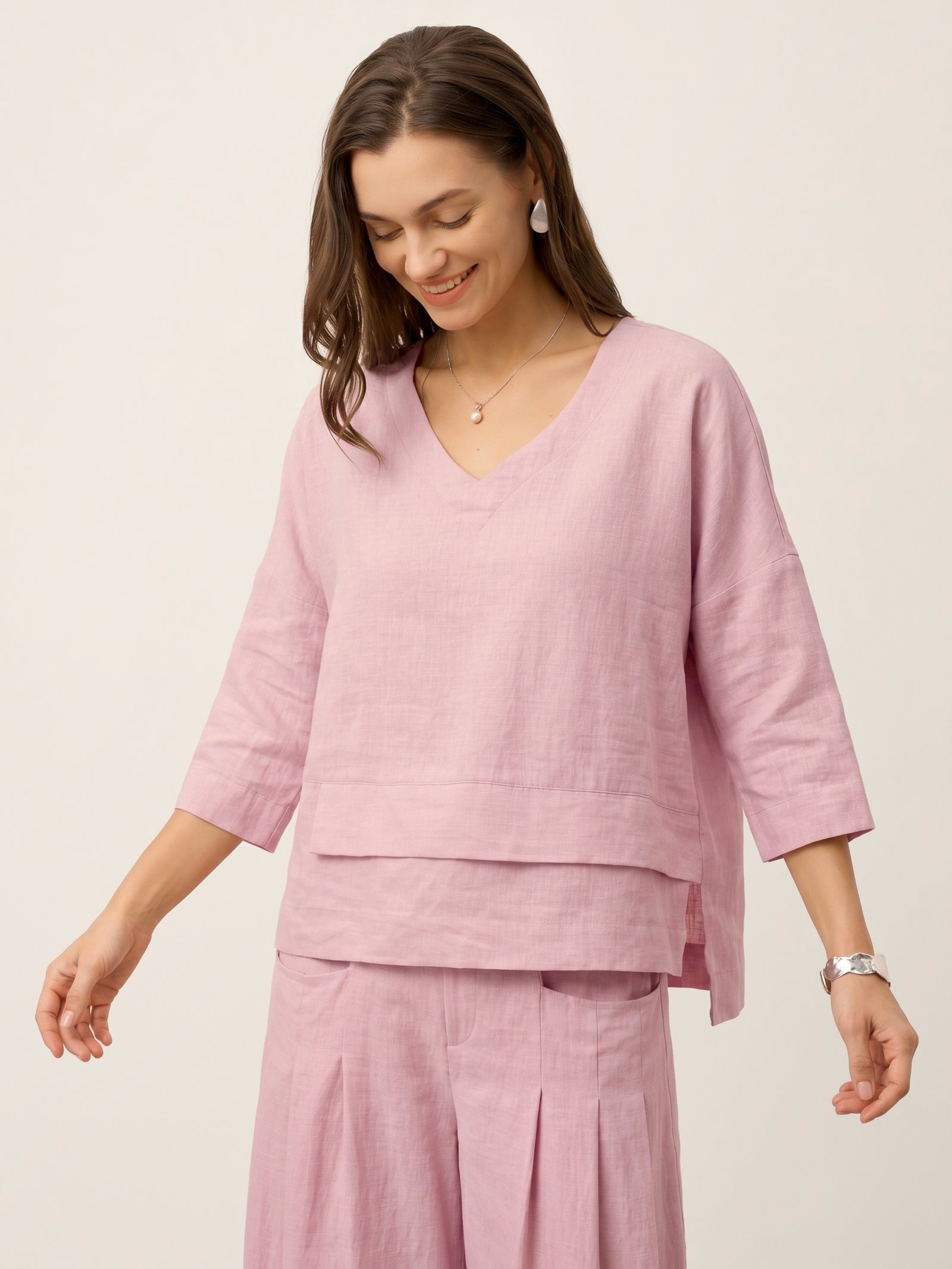 V-ringad linnetopp med lager-på-lager-fåll för dam-Tops for women-Fjallbarn