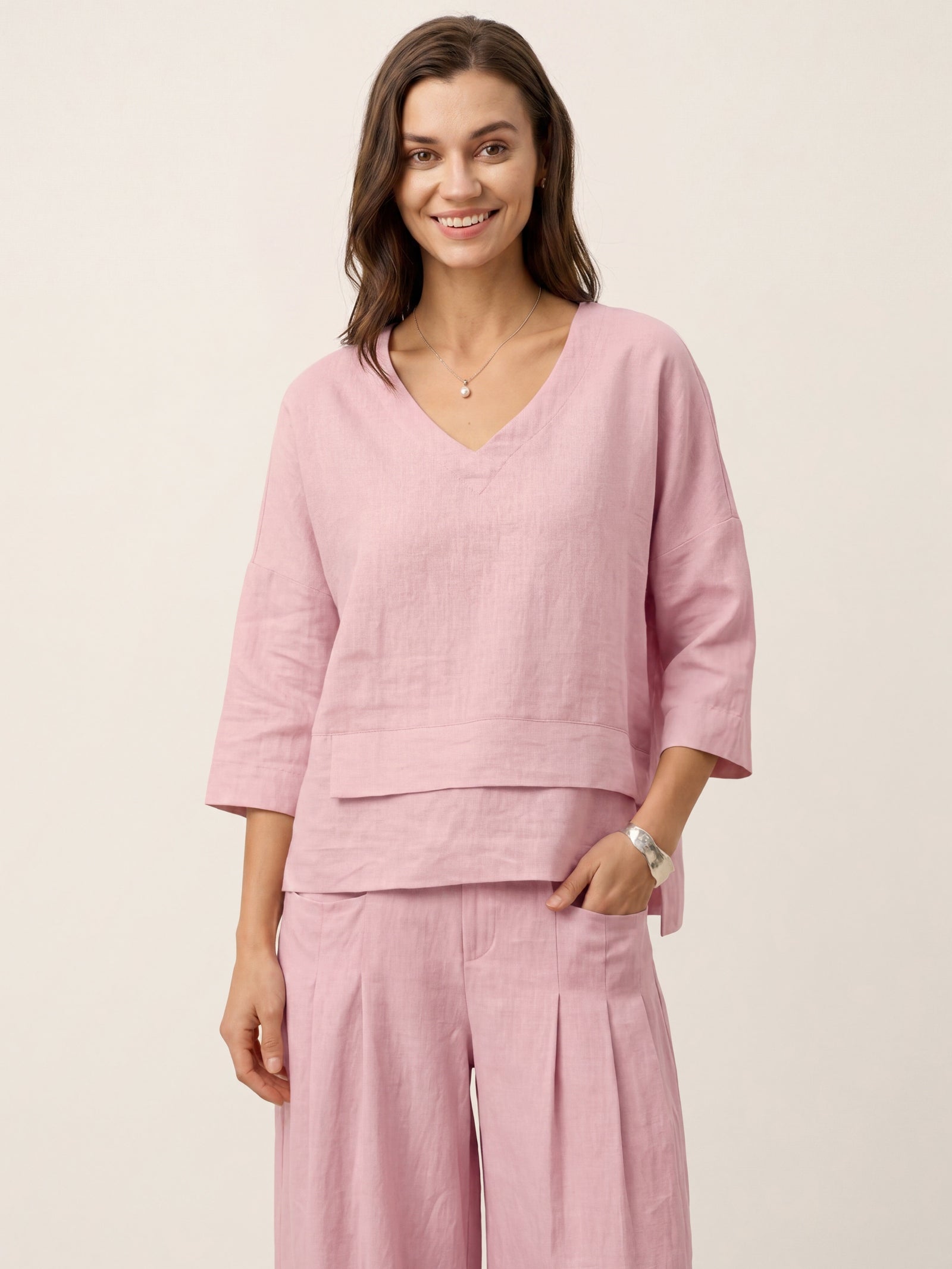 V-ringad linnetopp med lager-på-lager-fåll för dam-Tops for women-Fjallbarn
