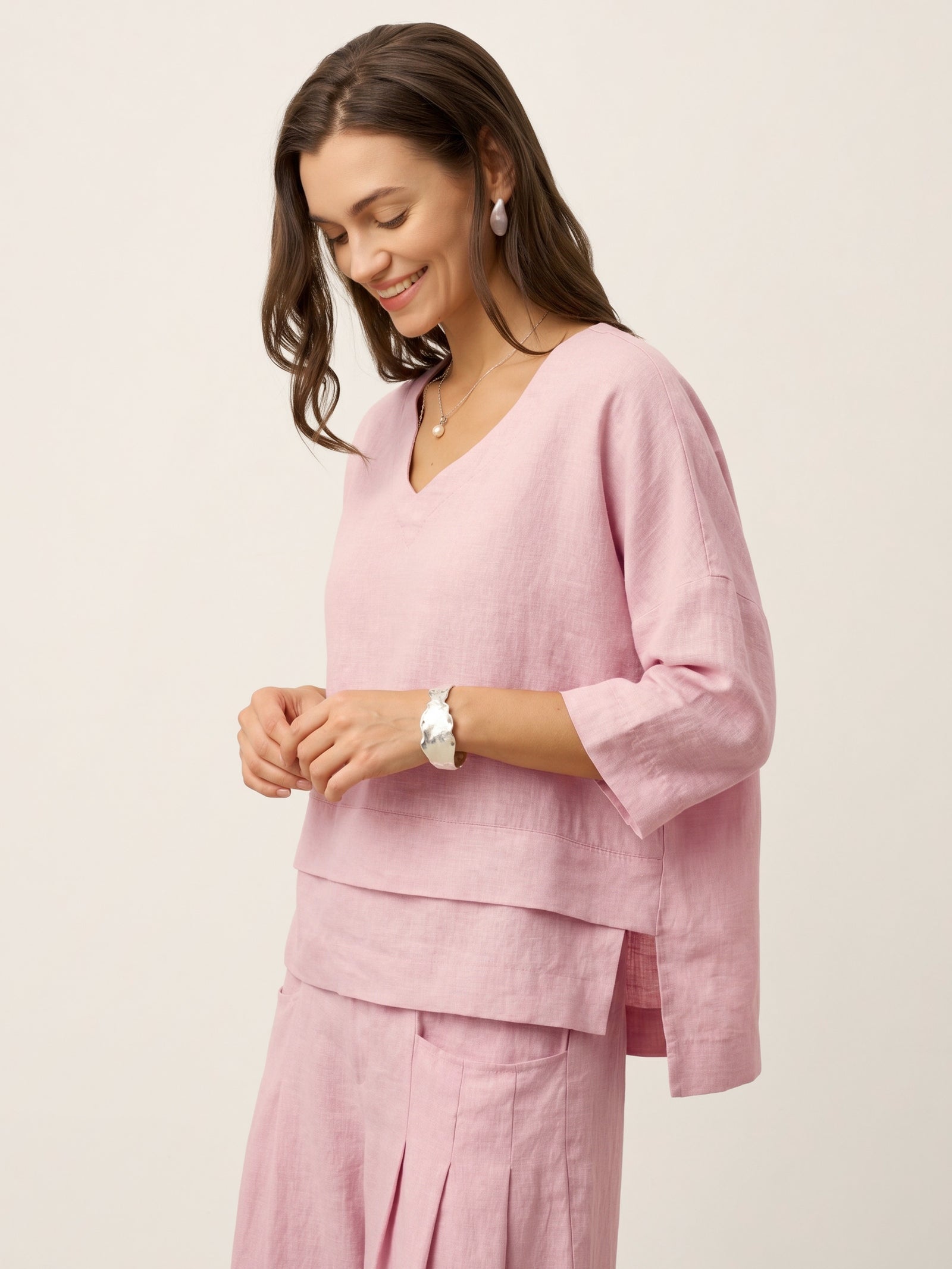 V-ringad linnetopp med lager-på-lager-fåll för dam-Tops for women-Fjallbarn