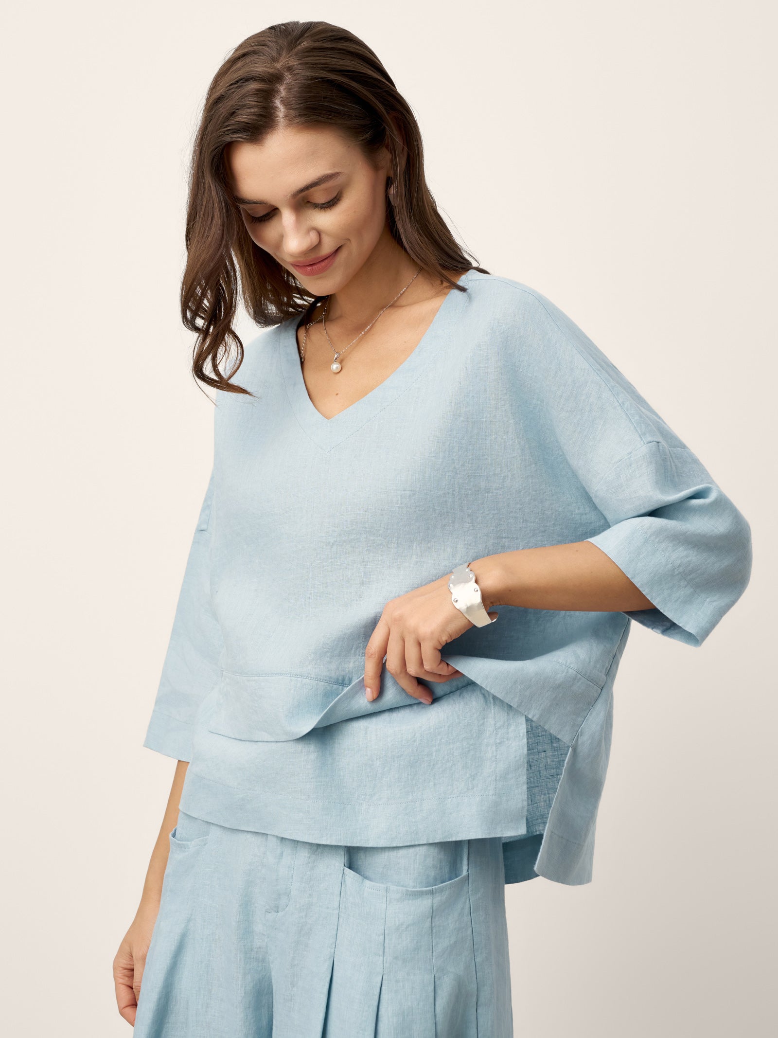 V-ringad linnetopp med lager-på-lager-fåll för dam-Tops for women-Fjallbarn